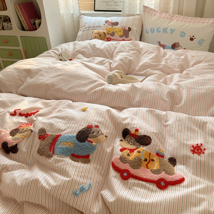 91家纺网 家纺一手货源 找家纺 丽涵家纺 2025新款全棉纯棉13372数码印花毛巾绣四件套 趣味甜狗