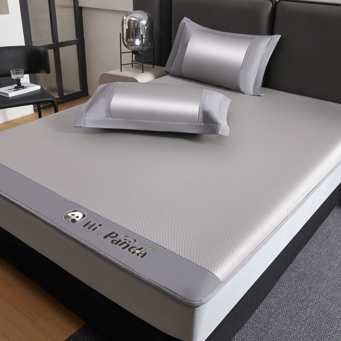 91家纺网 家纺一手货源 找家纺 全季家居 2025新款A类抗菌防螨贪吃熊猫系列冰藤席凉席席子 银灰 床笠