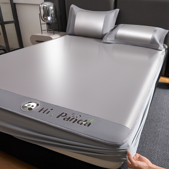 91家纺网 家纺一手货源 找家纺 全季家居 2025新款A类抗菌防螨贪吃熊猫系列冰藤席凉席席子 银灰 床笠