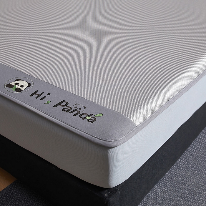 91家纺网 家纺一手货源 找家纺 全季家居 2025新款A类抗菌防螨贪吃熊猫系列冰藤席凉席席子 银灰 床笠