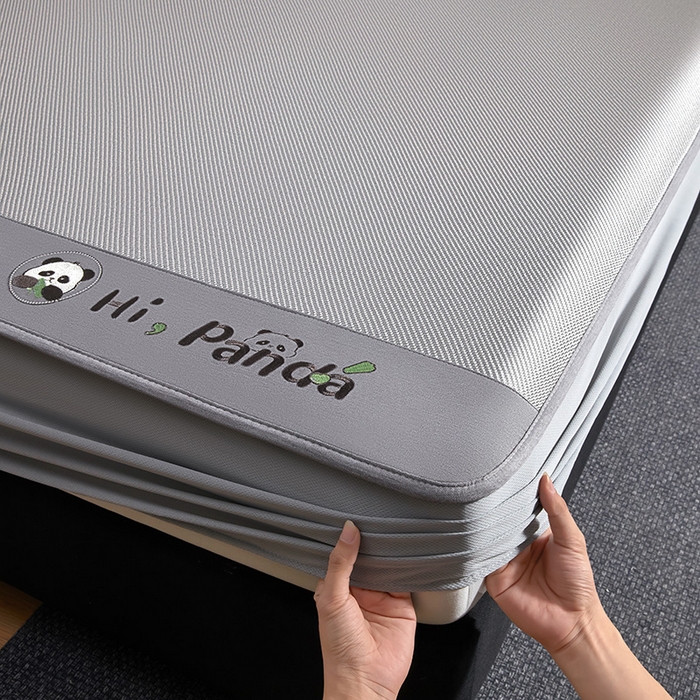 91家纺网 家纺一手货源 找家纺 全季家居 2025新款A类抗菌防螨贪吃熊猫系列冰藤席凉席席子 银灰 床笠