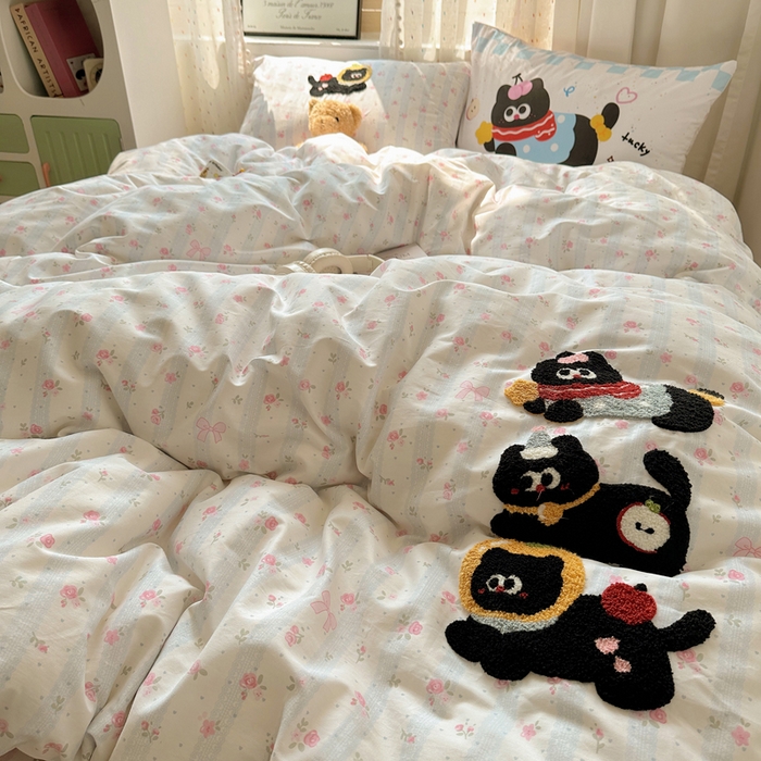 91家纺网 家纺一手货源 找家纺 丽涵家纺 2025新款全棉纯棉13372数码印花毛巾绣四件套 碎花小猫