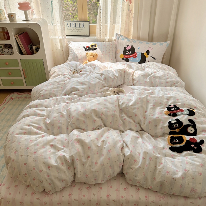 91家纺网 家纺一手货源 找家纺 丽涵家纺 2025新款全棉纯棉13372数码印花毛巾绣四件套 碎花小猫