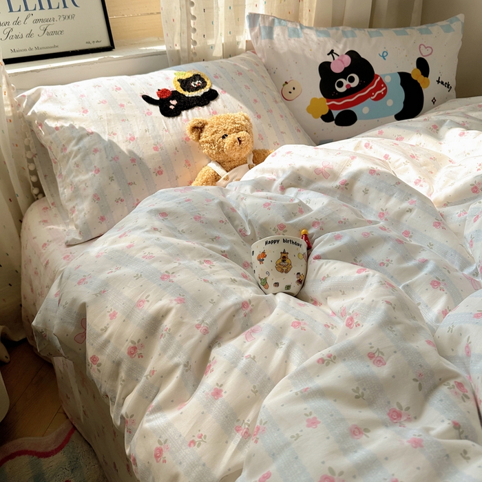 91家纺网 家纺一手货源 找家纺 丽涵家纺 2025新款全棉纯棉13372数码印花毛巾绣四件套 碎花小猫