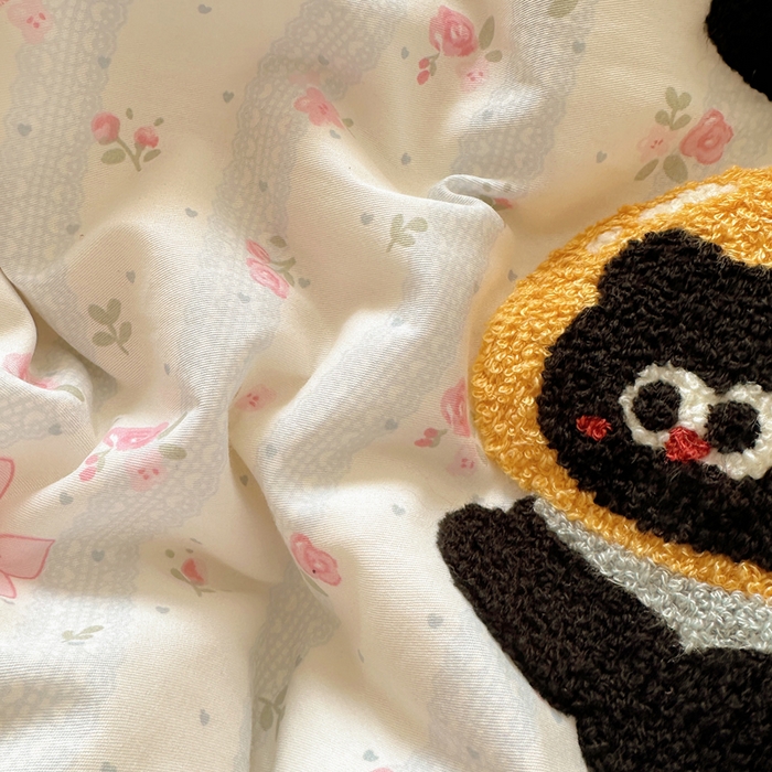 91家纺网 家纺一手货源 找家纺 丽涵家纺 2025新款全棉纯棉13372数码印花毛巾绣四件套 碎花小猫