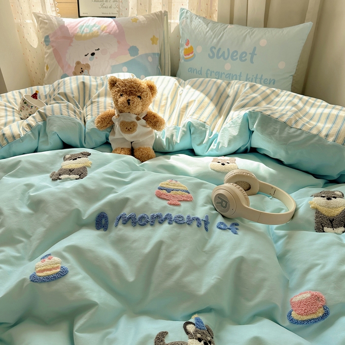 91家纺网 家纺一手货源 找家纺 丽涵家纺 2025新款全棉纯棉13372数码印花毛巾绣四件套 甜品狗狗