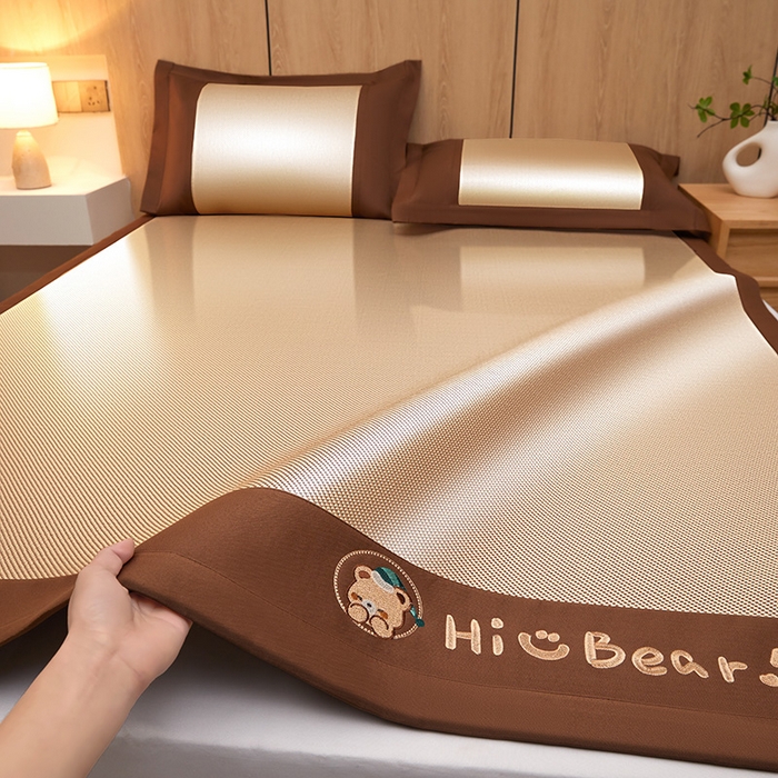 91家纺网 家纺一手货源 找家纺 全季家居 2025新款A类抗菌防螨小熊系列冰藤席凉席席子 平纹熊-金咖 床席