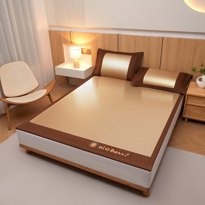 91家纺网 家纺一手货源 找家纺 全季家居 2025新款A类抗菌防螨小熊系列冰藤席凉席席子 平纹熊-金咖 床席