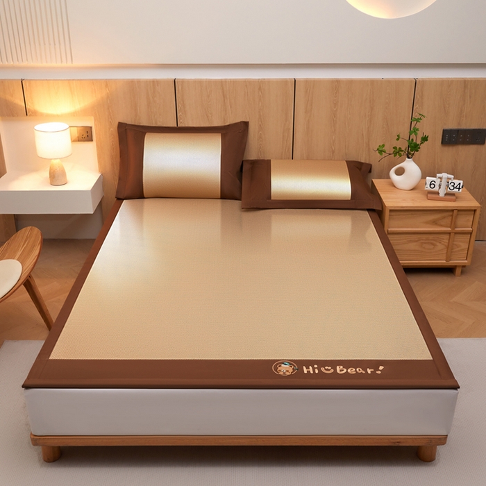 91家纺网 家纺一手货源 找家纺 全季家居 2025新款A类抗菌防螨小熊系列冰藤席凉席席子 平纹熊-金咖 床席