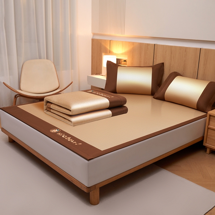 91家纺网 家纺一手货源 找家纺 全季家居 2025新款A类抗菌防螨小熊系列冰藤席凉席席子 平纹熊-金咖 床席