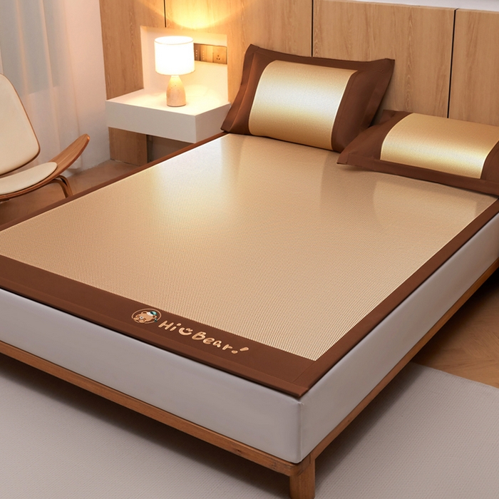 91家纺网 家纺一手货源 找家纺 全季家居 2025新款A类抗菌防螨小熊系列冰藤席凉席席子 平纹熊-金咖 床席