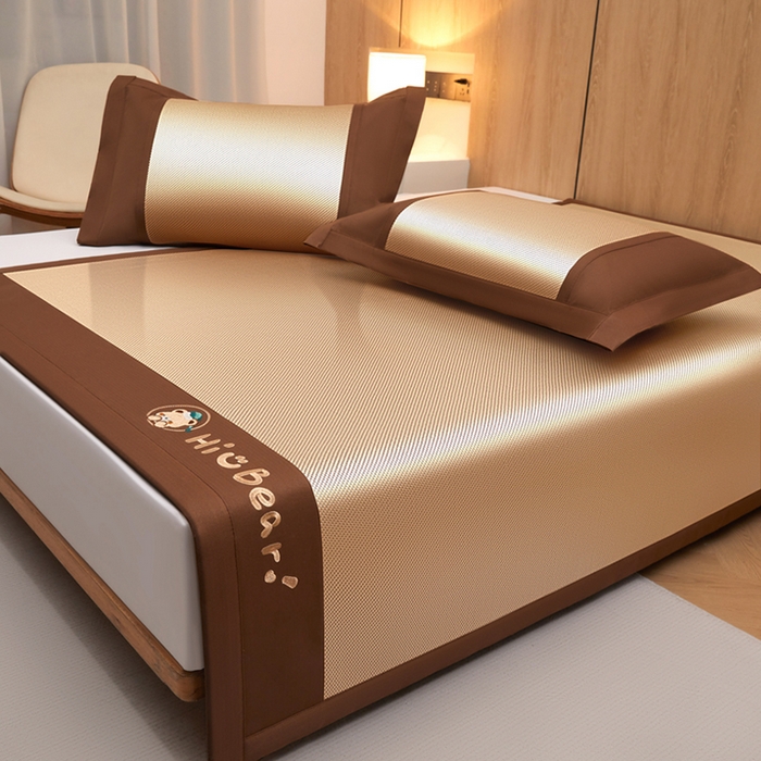 91家纺网 家纺一手货源 找家纺 全季家居 2025新款A类抗菌防螨小熊系列冰藤席凉席席子 平纹熊-金咖 床席