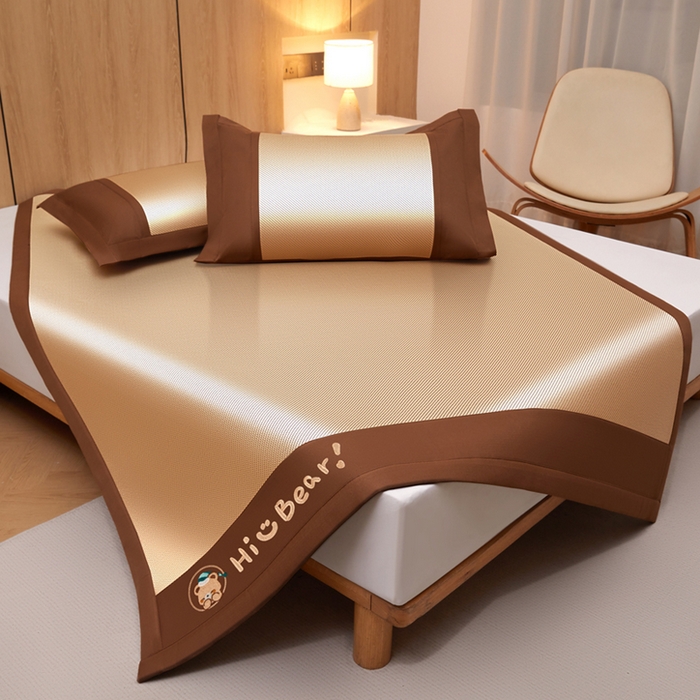 91家纺网 家纺一手货源 找家纺 全季家居 2025新款A类抗菌防螨小熊系列冰藤席凉席席子 平纹熊-金咖 床席