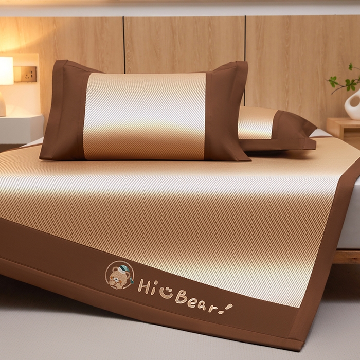 91家纺网 家纺一手货源 找家纺 全季家居 2025新款A类抗菌防螨小熊系列冰藤席凉席席子 平纹熊-金咖 床席