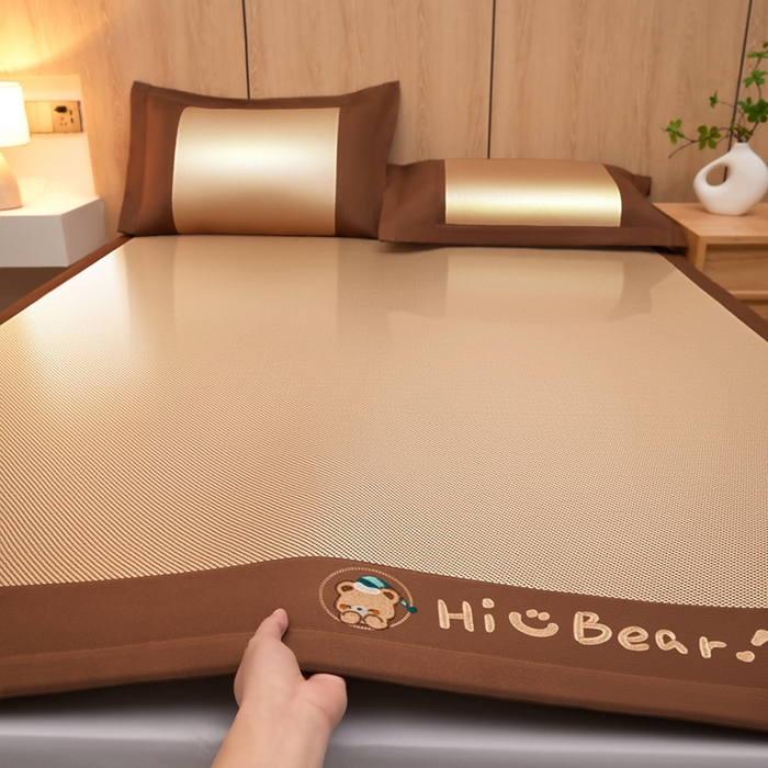 91家纺网 家纺一手货源 找家纺 全季家居 2025新款A类抗菌防螨小熊系列冰藤席凉席席子 平纹熊-金咖 床席