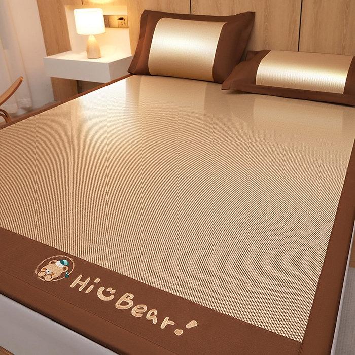 91家纺网 家纺一手货源 找家纺 全季家居 2025新款A类抗菌防螨小熊系列冰藤席凉席席子 平纹熊-金咖 床席