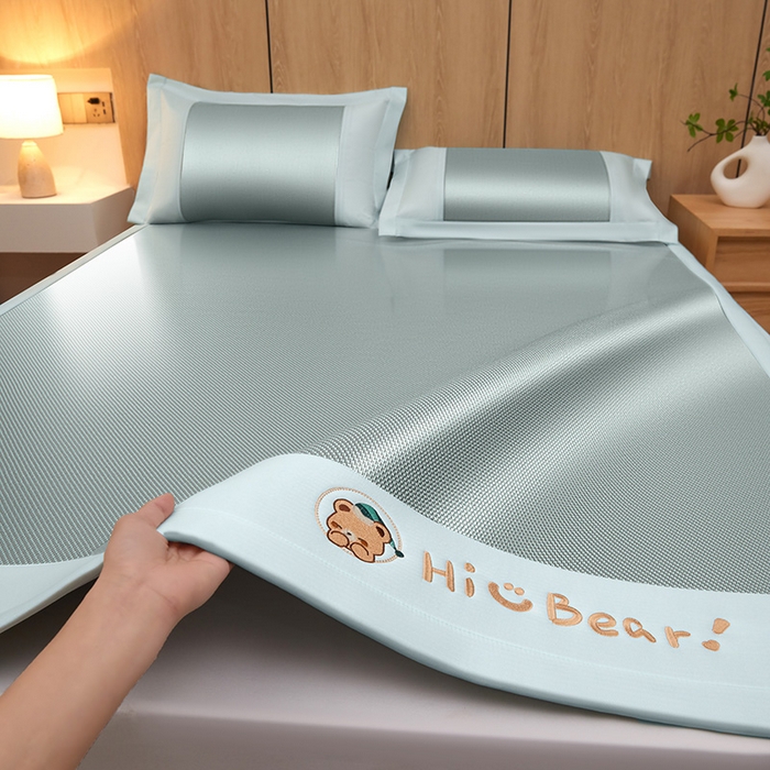 91家纺网 家纺一手货源 找家纺 全季家居 2025新款A类抗菌防螨小熊系列冰藤席凉席席子 平纹熊-水绿 床席