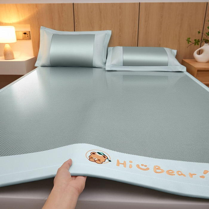 91家纺网 家纺一手货源 找家纺 全季家居 2025新款A类抗菌防螨小熊系列冰藤席凉席席子 平纹熊-水绿 床席