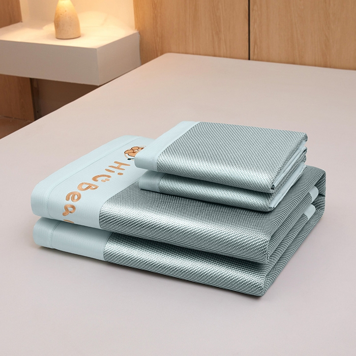 91家纺网 家纺一手货源 找家纺 全季家居 2025新款A类抗菌防螨小熊系列冰藤席凉席席子 平纹熊-水绿 床席