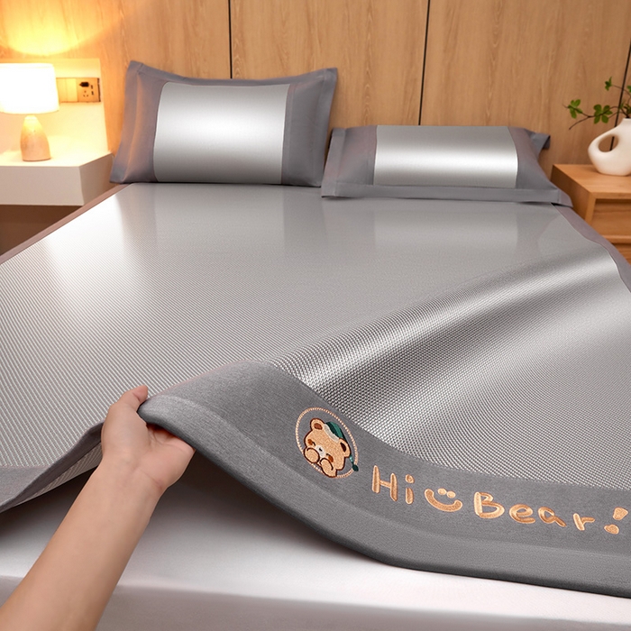 91家纺网 家纺一手货源 找家纺 全季家居 2025新款A类抗菌防螨小熊系列冰藤席凉席席子 平纹熊-银灰 床席