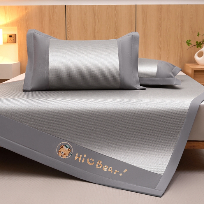 91家纺网 家纺一手货源 找家纺 全季家居 2025新款A类抗菌防螨小熊系列冰藤席凉席席子 平纹熊-银灰 床席