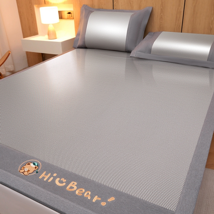 91家纺网 家纺一手货源 找家纺 全季家居 2025新款A类抗菌防螨小熊系列冰藤席凉席席子 平纹熊-银灰 床席