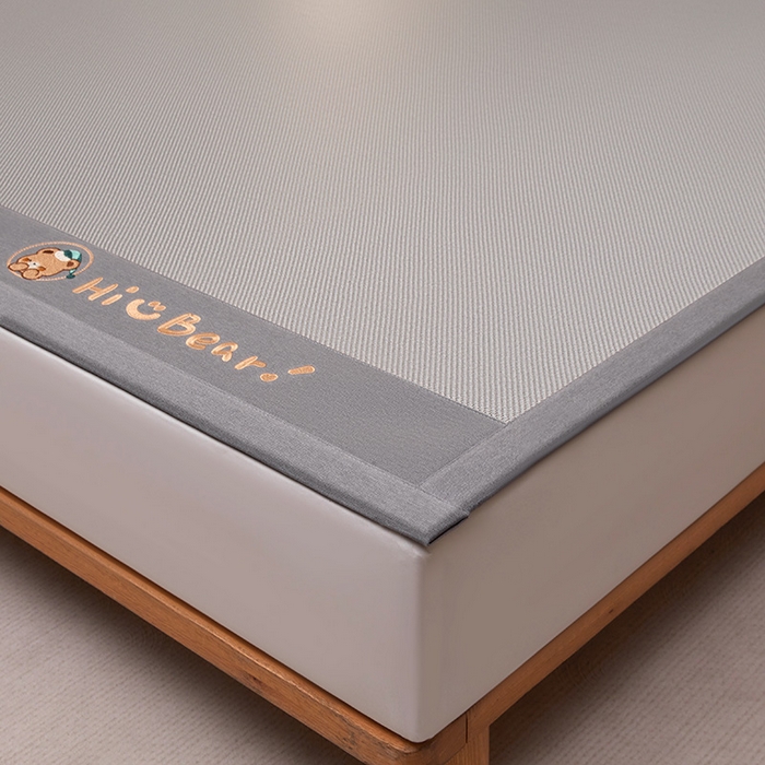 91家纺网 家纺一手货源 找家纺 全季家居 2025新款A类抗菌防螨小熊系列冰藤席凉席席子 平纹熊-银灰 床席