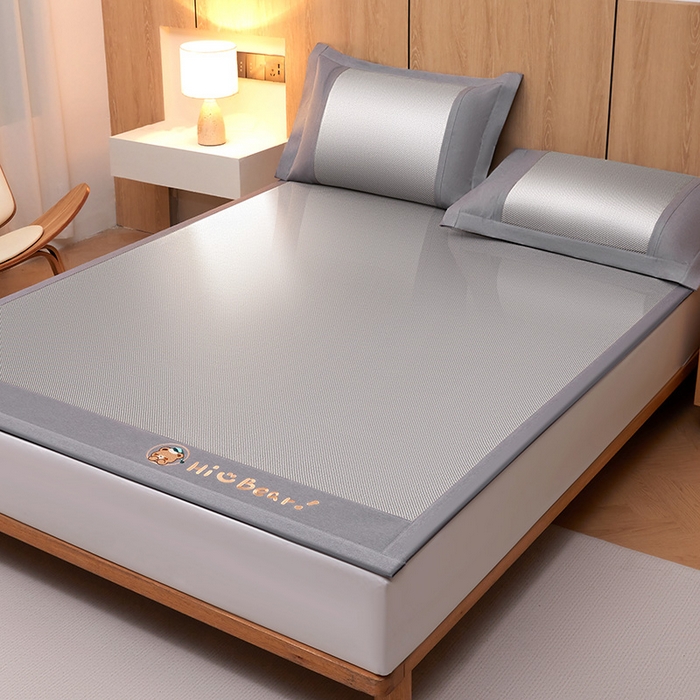 91家纺网 家纺一手货源 找家纺 全季家居 2025新款A类抗菌防螨小熊系列冰藤席凉席席子 平纹熊-银灰 床席