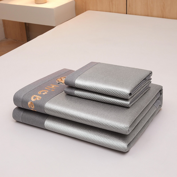 91家纺网 家纺一手货源 找家纺 全季家居 2025新款A类抗菌防螨小熊系列冰藤席凉席席子 平纹熊-银灰 床席