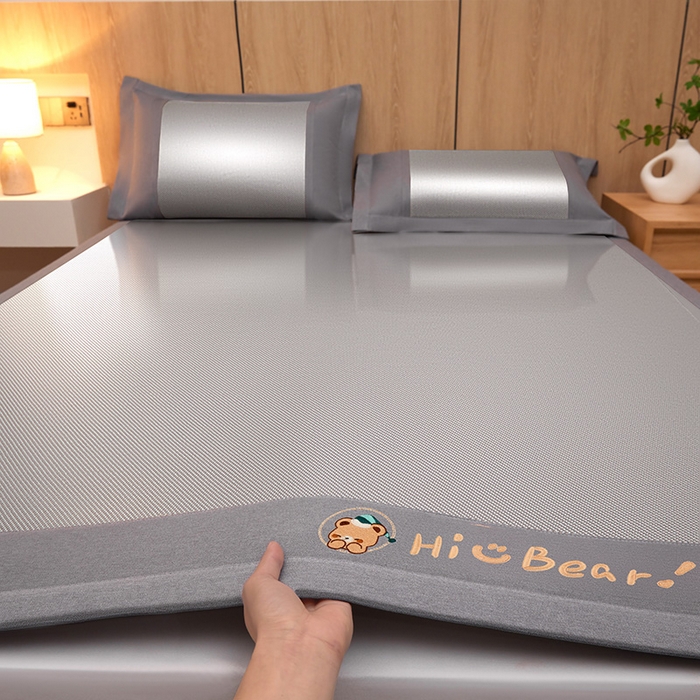 91家纺网 家纺一手货源 找家纺 全季家居 2025新款A类抗菌防螨小熊系列冰藤席凉席席子 平纹熊-银灰 床席