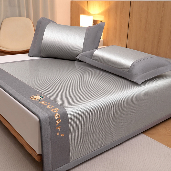 91家纺网 家纺一手货源 找家纺 全季家居 2025新款A类抗菌防螨小熊系列冰藤席凉席席子 平纹熊-银灰 床席