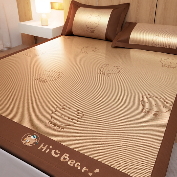 91家纺网 家纺一手货源 找家纺 全季家居 2025新款A类抗菌防螨小熊系列冰藤席凉席席子 提花熊-金咖 床席