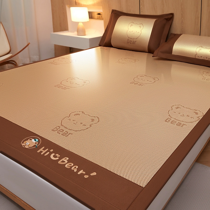 91家纺网 家纺一手货源 找家纺 全季家居 2025新款A类抗菌防螨小熊系列冰藤席凉席席子 提花熊-金咖 床席