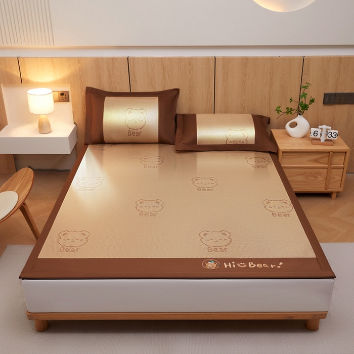 91家纺网 家纺一手货源 找家纺 全季家居 2025新款A类抗菌防螨小熊系列冰藤席凉席席子 提花熊-金咖 床席