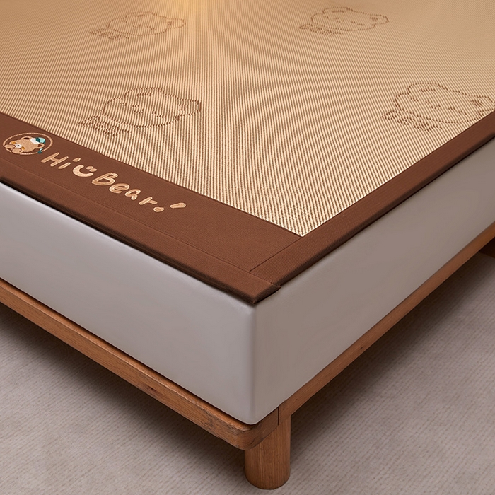 91家纺网 家纺一手货源 找家纺 全季家居 2025新款A类抗菌防螨小熊系列冰藤席凉席席子 提花熊-金咖 床席