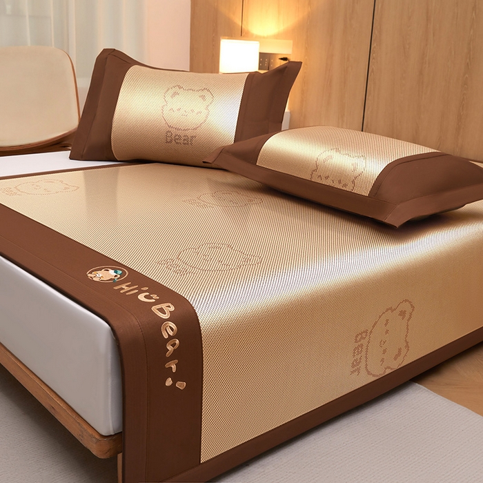 91家纺网 家纺一手货源 找家纺 全季家居 2025新款A类抗菌防螨小熊系列冰藤席凉席席子 提花熊-金咖 床席