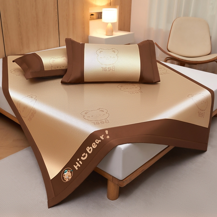 91家纺网 家纺一手货源 找家纺 全季家居 2025新款A类抗菌防螨小熊系列冰藤席凉席席子 提花熊-金咖 床席