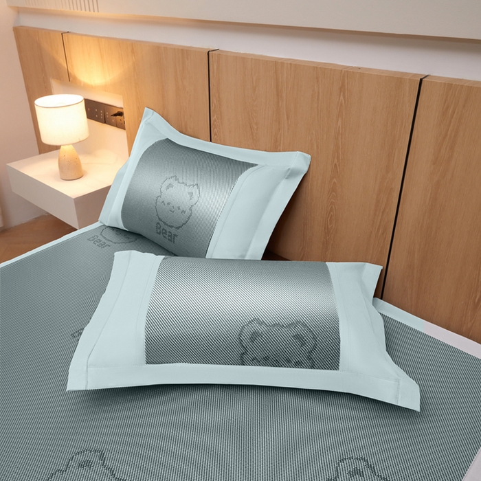 91家纺网 家纺一手货源 找家纺 全季家居 2025新款A类抗菌防螨小熊系列冰藤席凉席席子 提花熊-水绿 床席