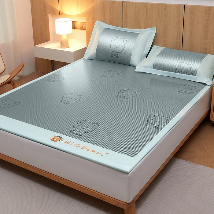 91家纺网 家纺一手货源 找家纺 全季家居 2025新款A类抗菌防螨小熊系列冰藤席凉席席子 提花熊-水绿 床席