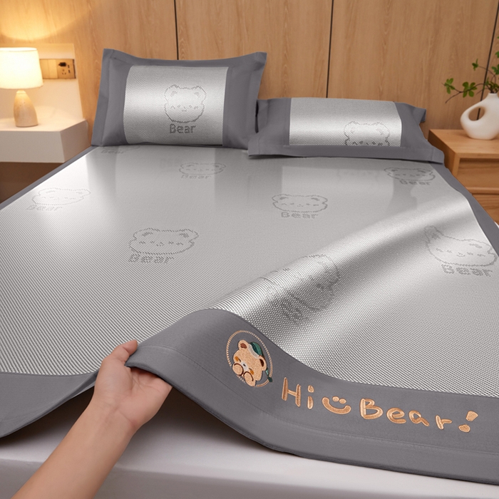 91家纺网 家纺一手货源 找家纺 全季家居 2025新款A类抗菌防螨小熊系列冰藤席凉席席子 提花熊-银灰 床席