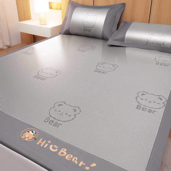 91家纺网 家纺一手货源 找家纺 全季家居 2025新款A类抗菌防螨小熊系列冰藤席凉席席子 提花熊-银灰 床席