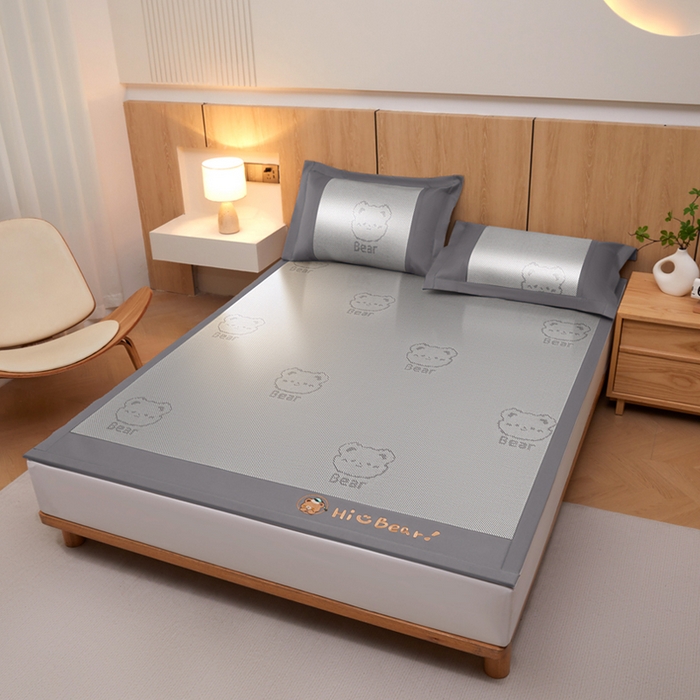 91家纺网 家纺一手货源 找家纺 全季家居 2025新款A类抗菌防螨小熊系列冰藤席凉席席子 提花熊-银灰 床席