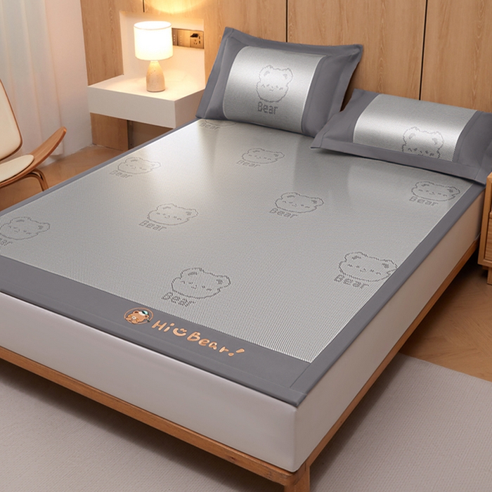 91家纺网 家纺一手货源 找家纺 全季家居 2025新款A类抗菌防螨小熊系列冰藤席凉席席子 提花熊-银灰 床席