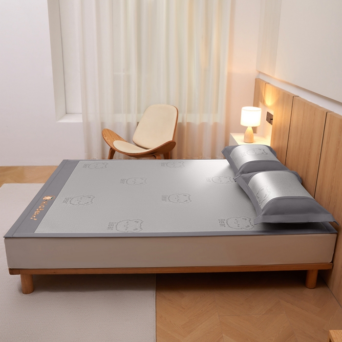 91家纺网 家纺一手货源 找家纺 全季家居 2025新款A类抗菌防螨小熊系列冰藤席凉席席子 提花熊-银灰 床席