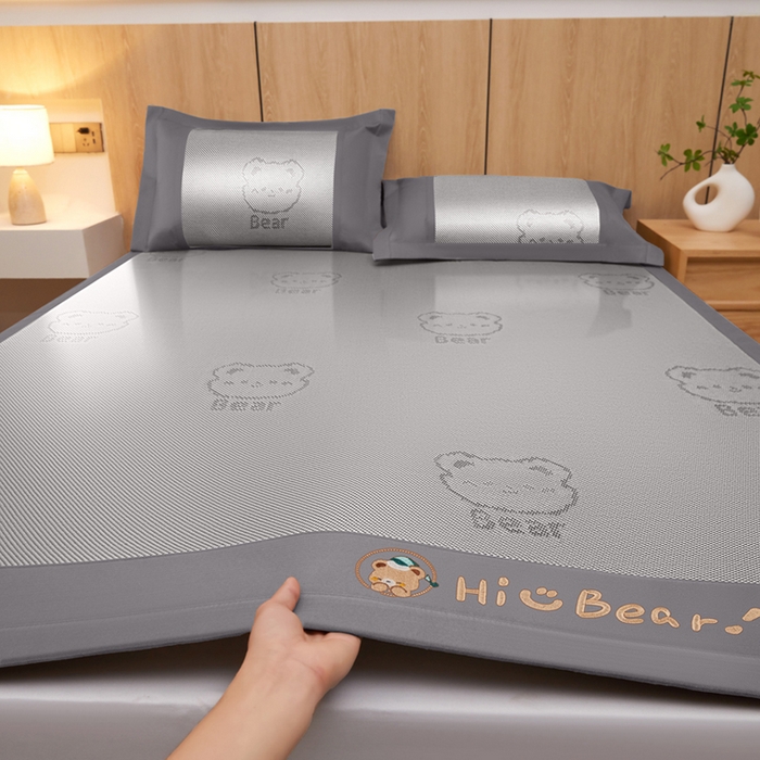 91家纺网 家纺一手货源 找家纺 全季家居 2025新款A类抗菌防螨小熊系列冰藤席凉席席子 提花熊-银灰 床席