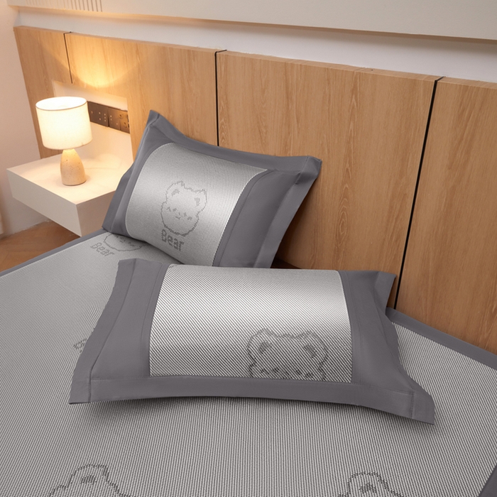 91家纺网 家纺一手货源 找家纺 全季家居 2025新款A类抗菌防螨小熊系列冰藤席凉席席子 提花熊-银灰 床席