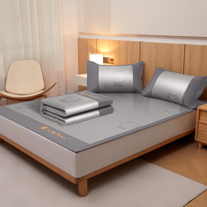 91家纺网 家纺一手货源 找家纺 全季家居 2025新款A类抗菌防螨小熊系列冰藤席凉席席子 提花熊-银灰 床席