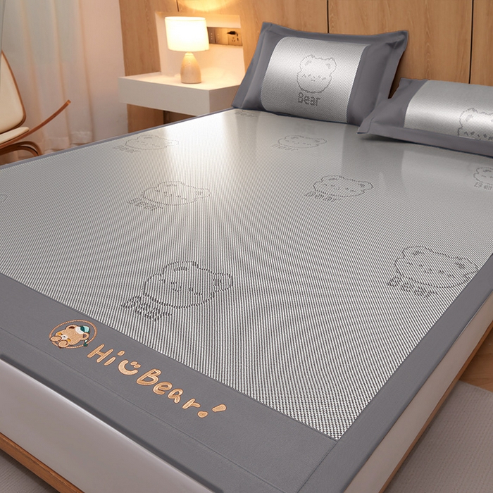 91家纺网 家纺一手货源 找家纺 全季家居 2025新款A类抗菌防螨小熊系列冰藤席凉席席子 提花熊-银灰 床席