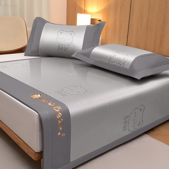 91家纺网 家纺一手货源 找家纺 全季家居 2025新款A类抗菌防螨小熊系列冰藤席凉席席子 提花熊-银灰 床席