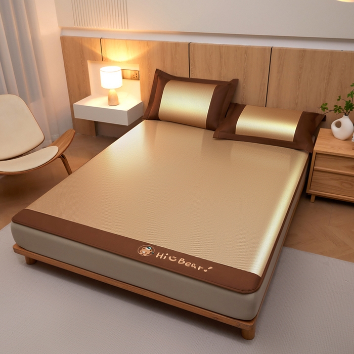 91家纺网 家纺一手货源 找家纺 全季家居 2025新款A类抗菌防螨小熊系列冰藤席凉席席子 平纹熊-金咖 床笠